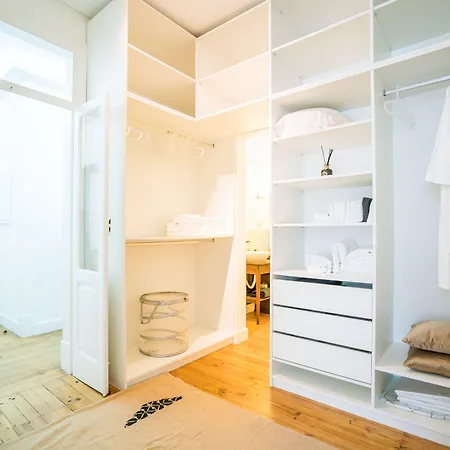 Estrela Neoclassical Apt- River View Apartment