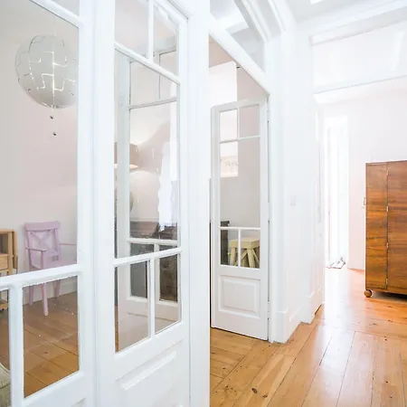 Estrela Neoclassical Apt- River View Apartman