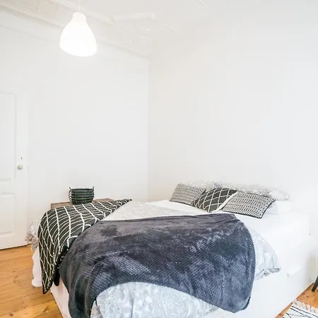 Estrela Neoclassical Apt- River View Apartment *