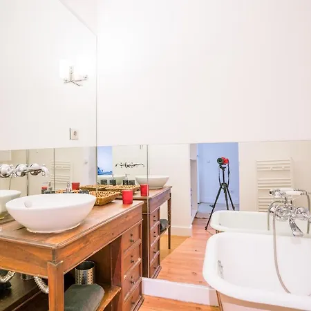 Estrela Neoclassical Apt- River View Apartment