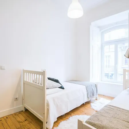 Estrela Neoclassical Apt- River View Apartment