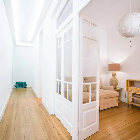 Estrela Neoclassical Apt- River View Apartment